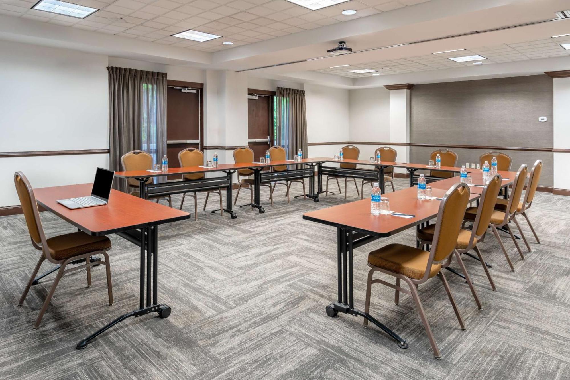 Hyatt Place Mystic Bagian luar foto