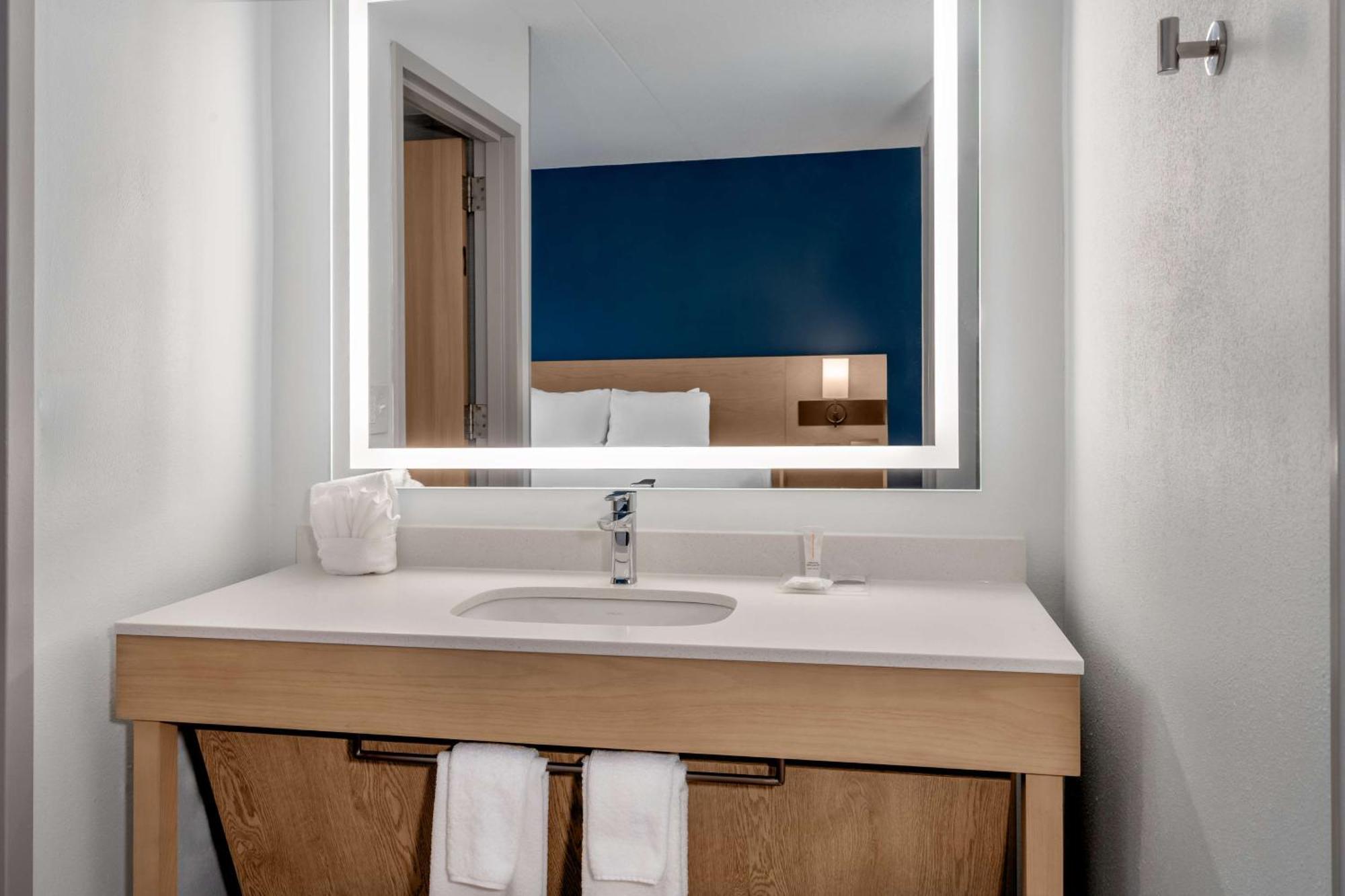 Hyatt Place Mystic Bagian luar foto