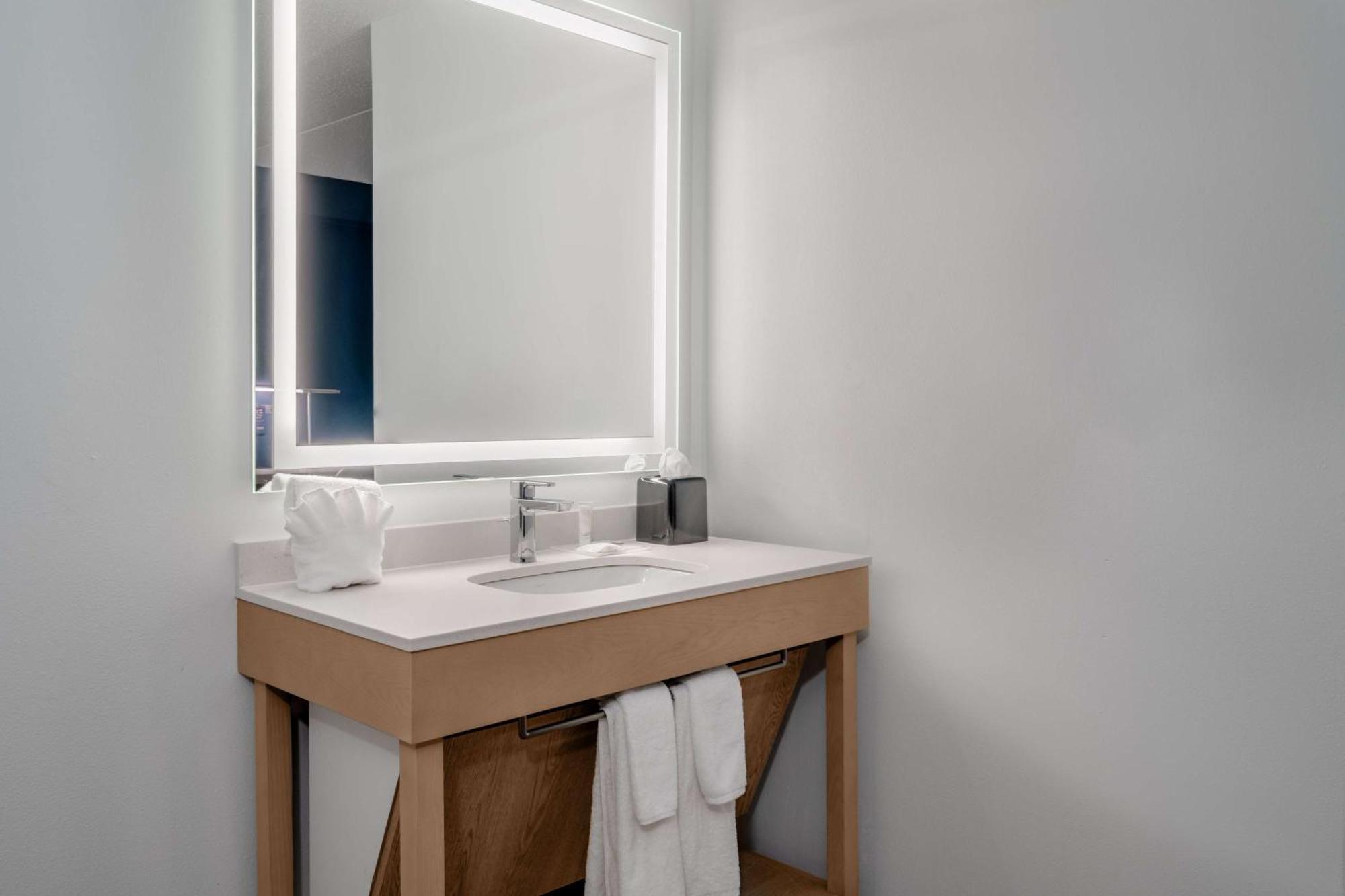 Hyatt Place Mystic Bagian luar foto